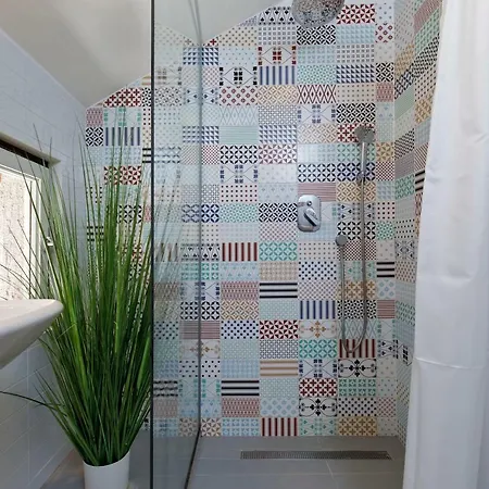 & Nugal * Макарска